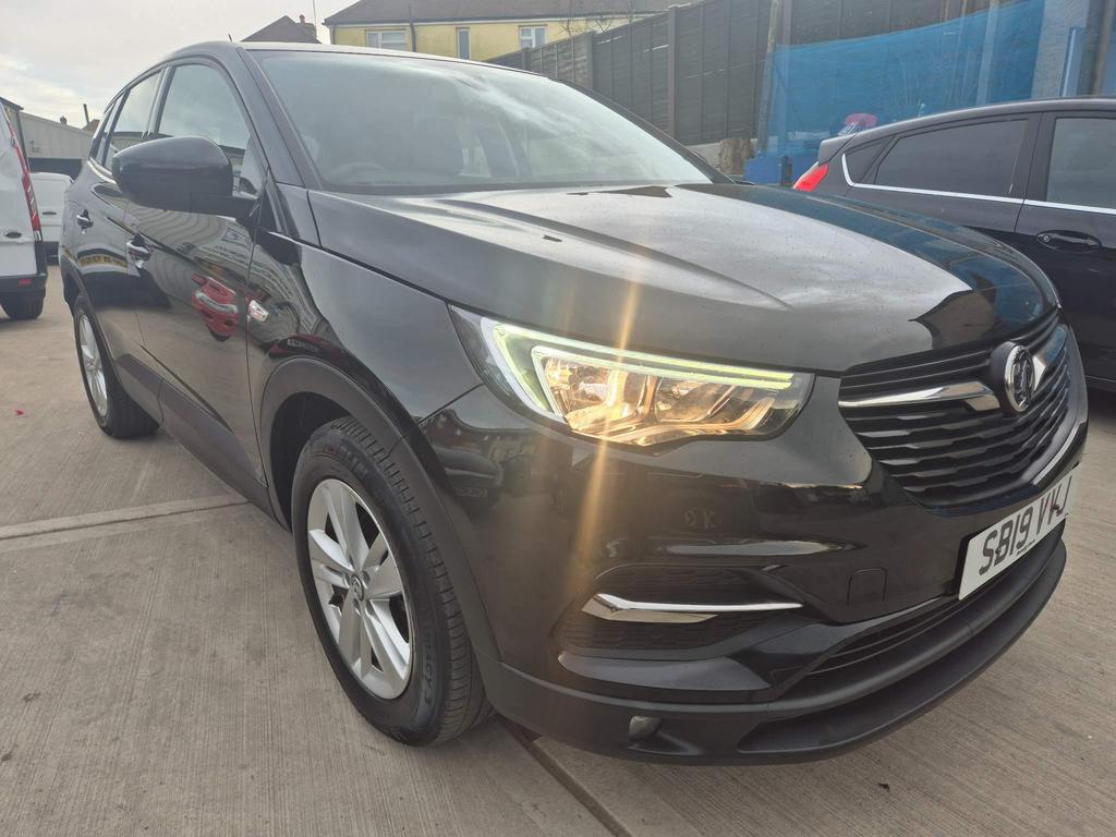 2019 vauxhall grandland x black turbo diesel front angle